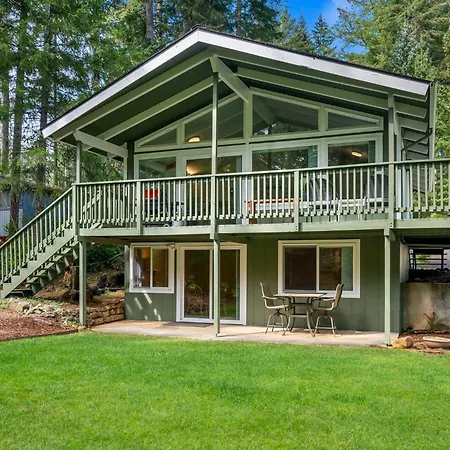 Golf Retreat With Lakes Access